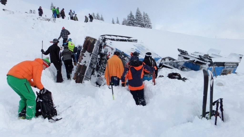 Rettungskräfte beim verunglückten Pistenfahrzeug im österreichischen Skigebiet von Saalbach. Ein Mensch wurde schwer verletzt, zehn weitere leicht.