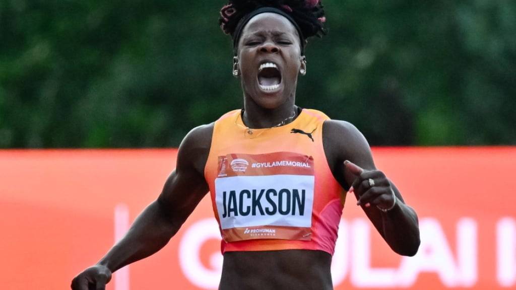 Shericka Jackson verletzt sich am 9. Juli bei einem Meeting in Ungarn. Als Folge tritt die Jamaikanerin in Paris nur über die 200 m an und lässt die Königsdisziplin über 100 m aus