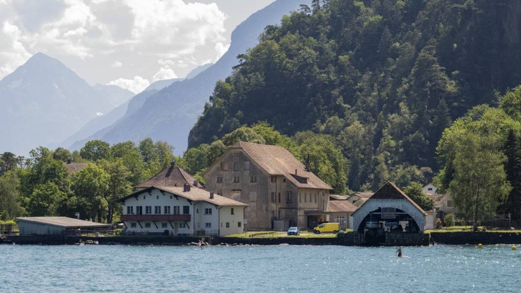 Auf dem Gelände der ehemaligen Sprengstofffabrik Cheddite in Isleten UR ist eine Hotelanlage mit Bootsanlegeplätzen geplant. (Archivbild)