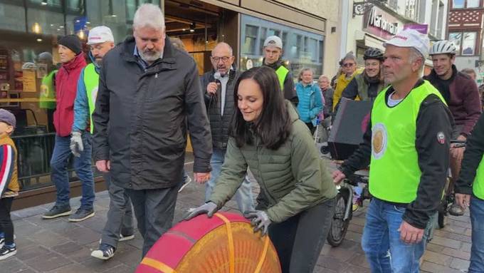 «Es war schwierig» – Sarah van Berkel-Meier hilft beim Käse-Rollen
