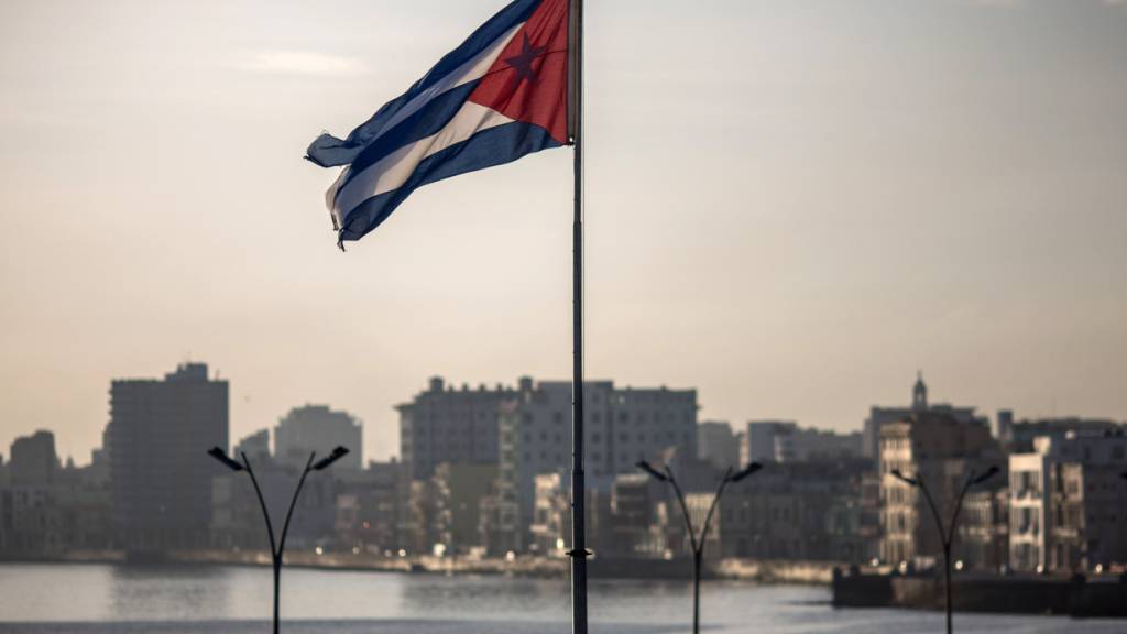 ARCHIV - Die Flagge Kubas weht am 17.07.2015 in Havanna in Kuba. Foto: Michael Kappeler/dpa