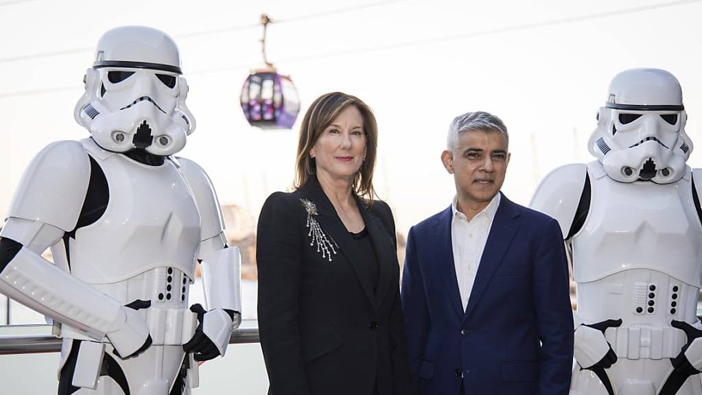 Lucasfilm-Präsidentin Kathleen Kennedy und der Londoner Bürgermeister Sadiq Khan beim weltgrössten Treffen von Fans der Science-Fiction-Filmsaga Star Wars am Freitag in London.
