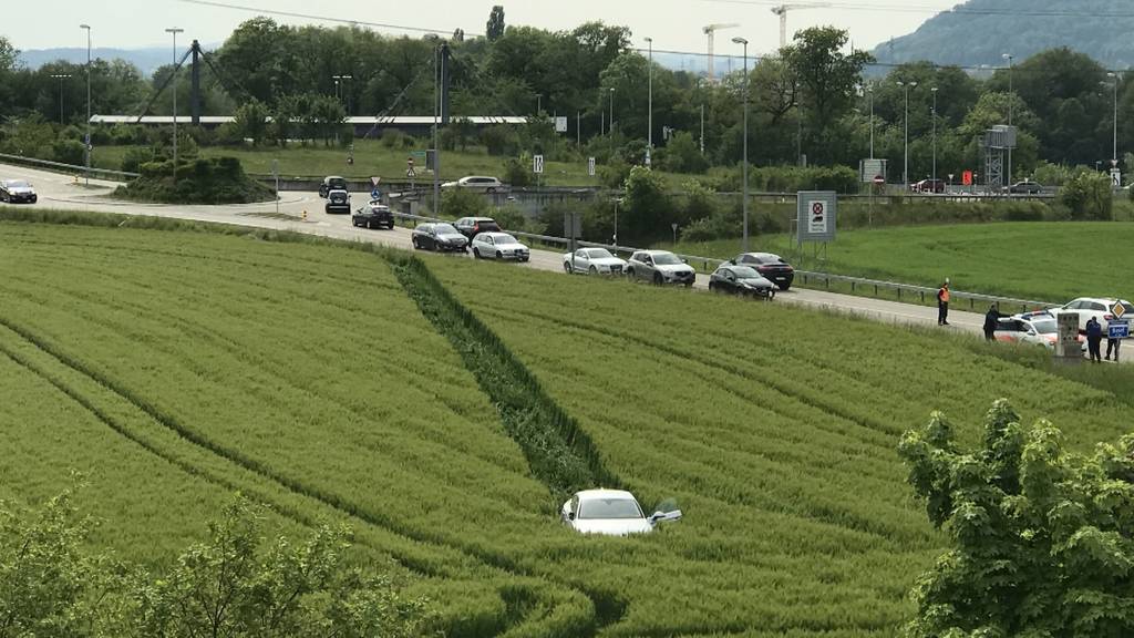 Betrunkener rast mit 1,4 Promille in Getreidefeld 