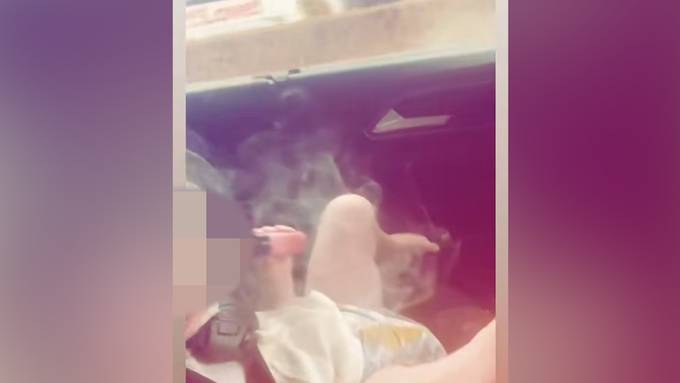 Video auf Social Media zeigt Kleinkind beim Ziehen an Vape