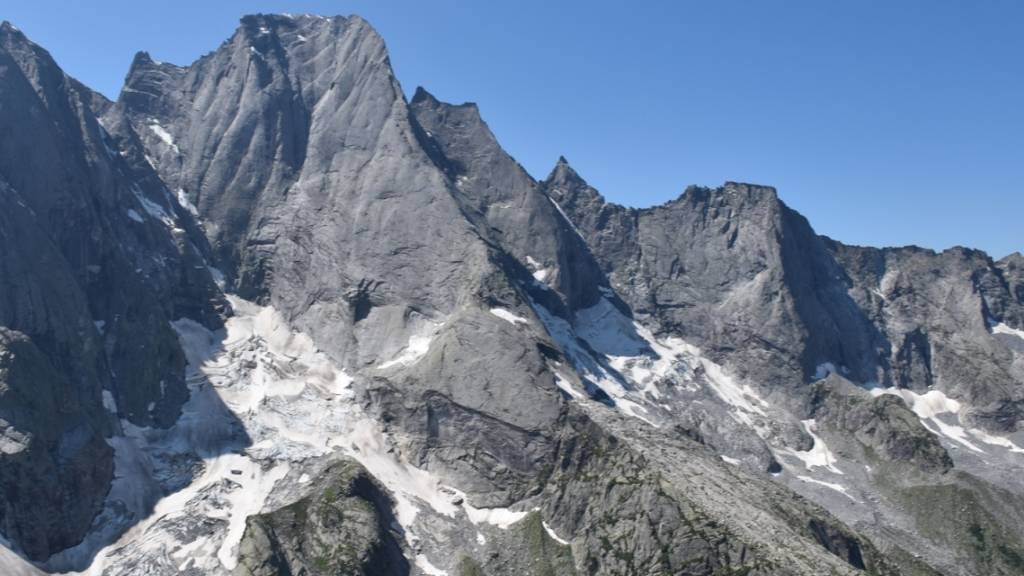 Am Freitagmorgen sind zwei Alpinisten im Aufstieg zum Piz Badile im Graubünden abgestürzt. Sie wurden mittelschwer bis schwer verletzt.