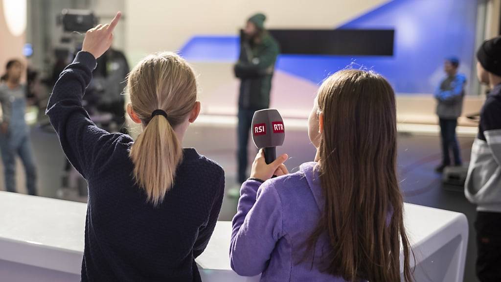 Zwei Teilnehmerinnen erkunden am Zukunftstag der Nachrichtenagentur Keystone-SDA das Fernsehstudio der SRG im Medienzentrum Bundeshaus.