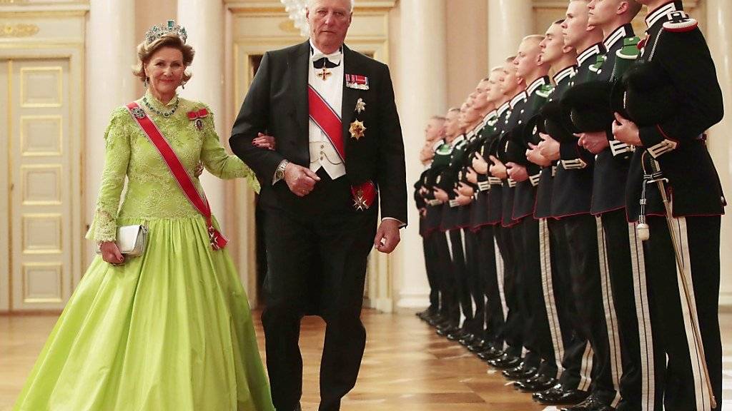 König Harald mit Königin Sonja im Schloss in Oslo.