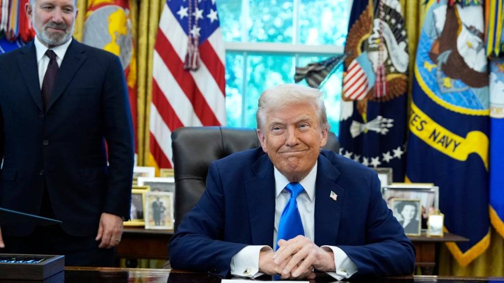 dpatopbilder - US-Präsident Donald Trump und Handelsminister Howard Lutnick (l) im Oval Office des Weißen Hauses. Foto: Alex Brandon/AP/dpa