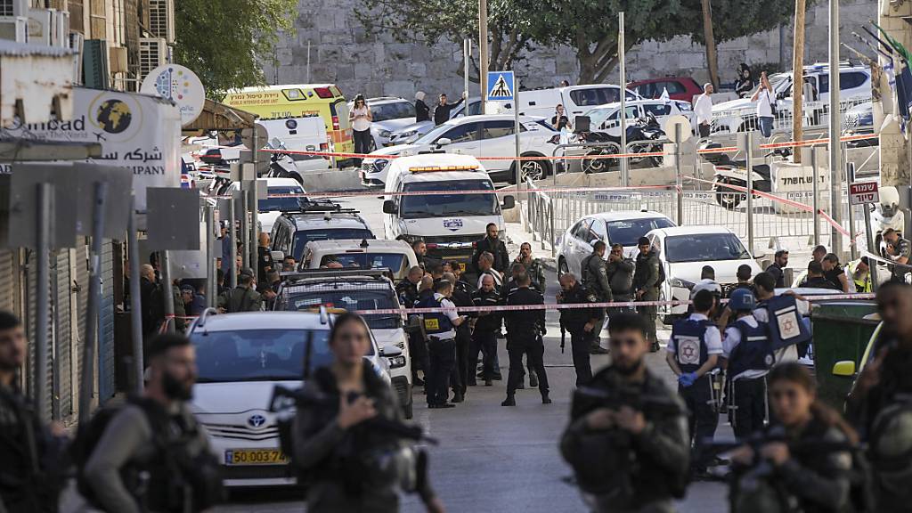 Die israelische Polizei inspiziert den Tatort eines Messerangriffs in Ostjerusalem. Ein 16-jähriger Palästinenser stach in der Nähe einer Polizeistation im Osten Jerusalems auf zwei israelische Grenzpolizisten ein und verletzte einen von ihnen lebensgefährlich. Andere Grenzpolizisten eröffneten das Feuer auf den Angreifer aus Ostjerusalem und töteten ihn, so die Polizei. Foto: Mahmoud Illean/AP