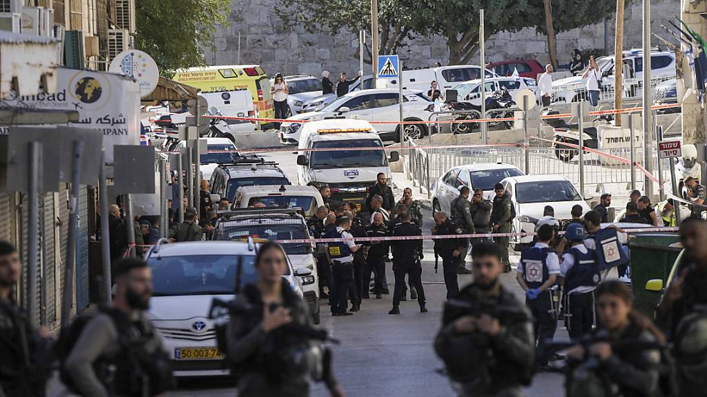 Die israelische Polizei inspiziert den Tatort eines Messerangriffs in Ostjerusalem. Ein 16-jähriger Palästinenser stach in der Nähe einer Polizeistation im Osten Jerusalems auf zwei israelische Grenzpolizisten ein und verletzte einen von ihnen lebensgefährlich. Andere Grenzpolizisten eröffneten das Feuer auf den Angreifer aus Ostjerusalem und töteten ihn, so die Polizei. Foto: Mahmoud Illean/AP