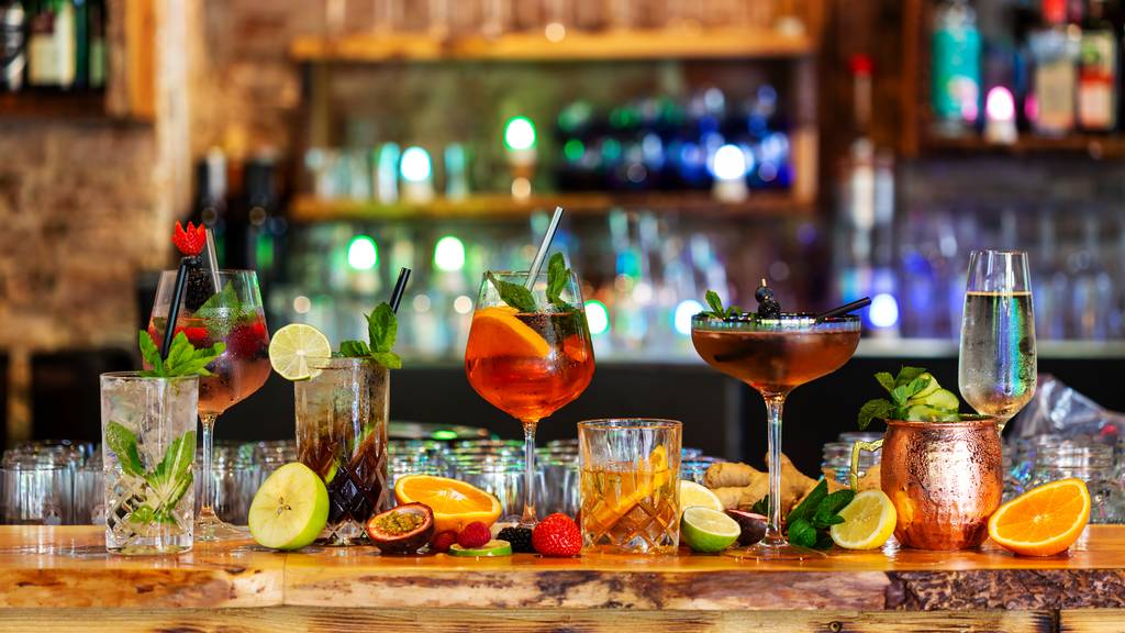 Der Gin and Tonic gehört zu den beliebsten Cocktails überhaupt – und hat eine spannende Geschichte.