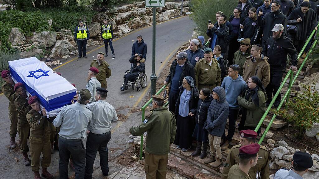 Soldaten tragen auf dem Militärfriedhof Mount Herzl in Jerusalem den mit einer israelischen Fahne bedeckten Sarg eines Kameraden. Foto: Ohad Zwigenberg/AP/dpa