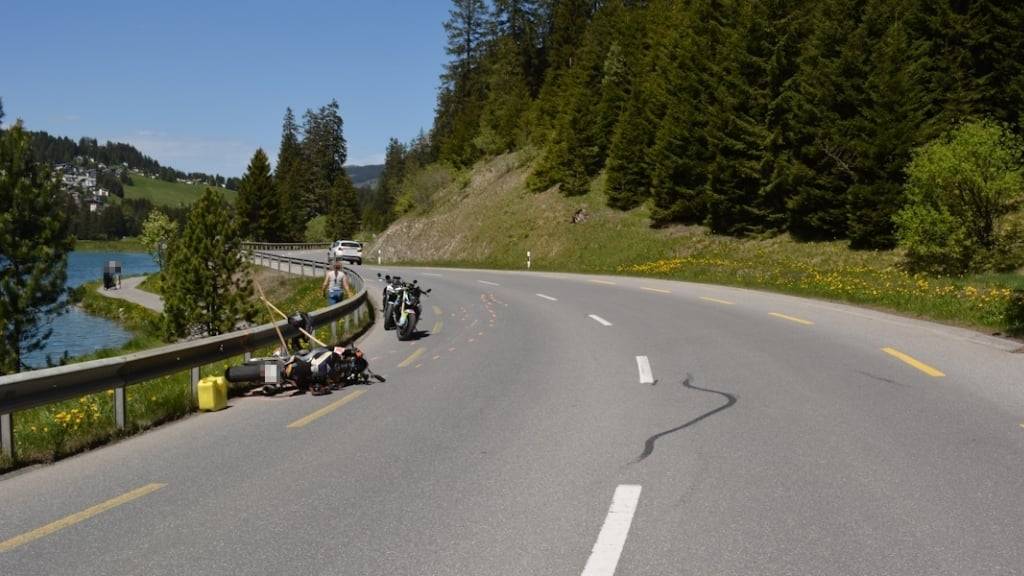 Sowohl der Auto- als auch der Töfffahrer wurden bei dem Unfall verletzt.