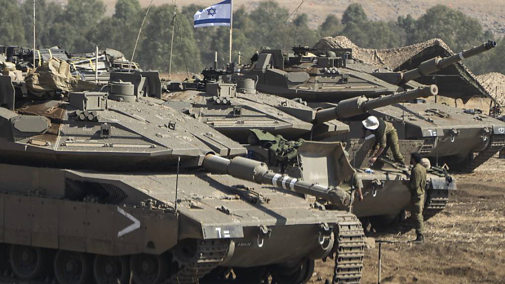 Israelische Panzer sind in der Nähe der Grenze zum Libanon stationiert. Nach wiederholten Angriffen der pro-iranischen Hisbollah-Miliz aus dem Südlibanon auf Israel hat die israelische Armee einen vier Kilometer breiten Streifen im Grenzgebiet zu einer Sperrzone erklärt. Foto: Petros Giannakouris/AP/dpa
