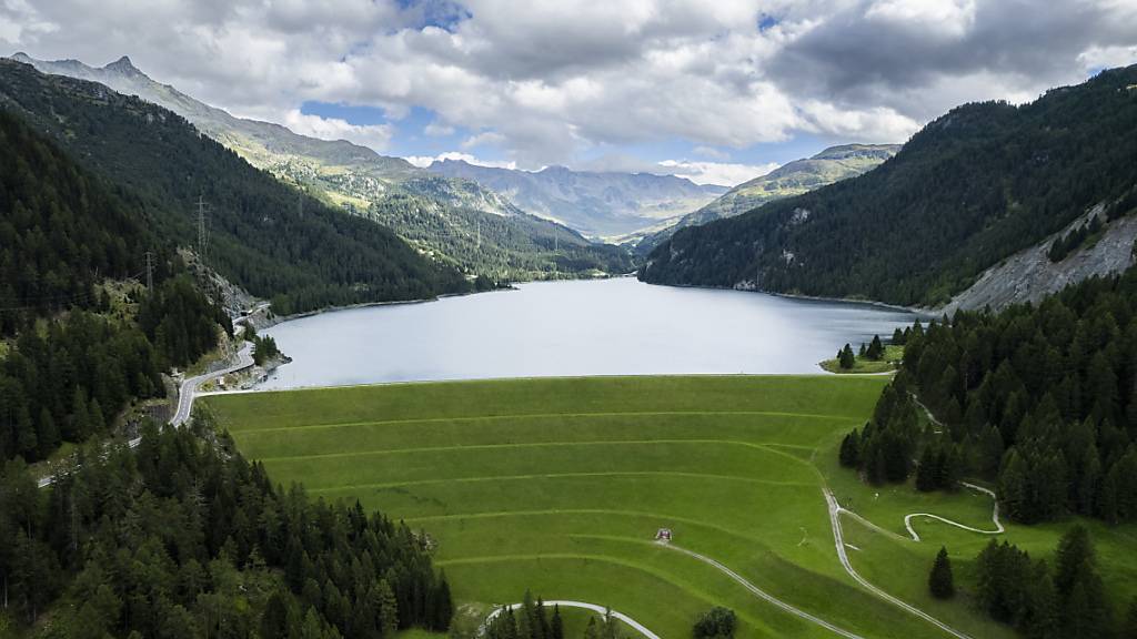 Die Marmorera-Staumauer mit dem dahinter liegenden Stausee. Das EWZ-Kraftwerk Tinizong turbiniert das Wasser daraus. (Archivbild)