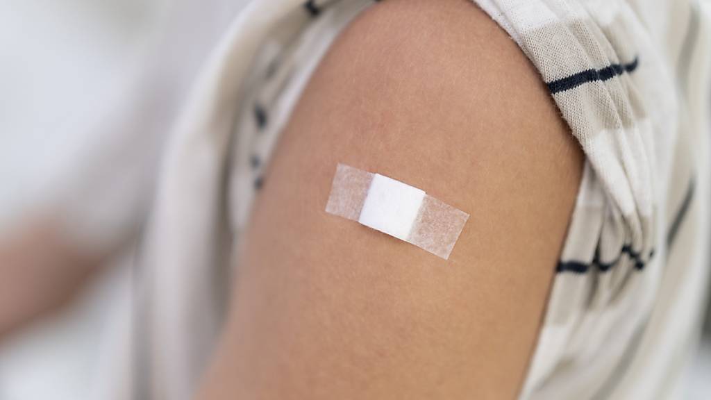 Noch haben sich nicht alle gegen Corona immunisieren lassen: Schwyz und Nidwalden rufen die Bevölkerung erneut zum Impfen und Boostern auf. (Symbolbild)