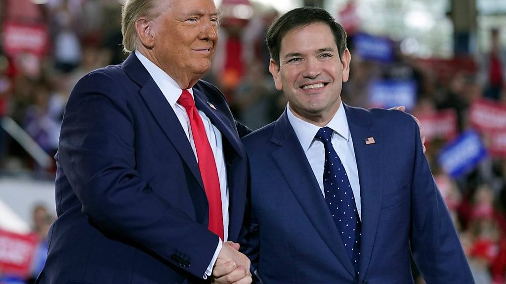 ARCHIV - Donald Trump (l), republikanischer Präsidentschaftskandidat und ehemaliger US-Präsident, begrüßt Senator Marco Rubio aus Florida während einer Wahlkampfveranstaltung in der J.S. Dorton Arena. Foto: Evan Vucci/AP/dpa