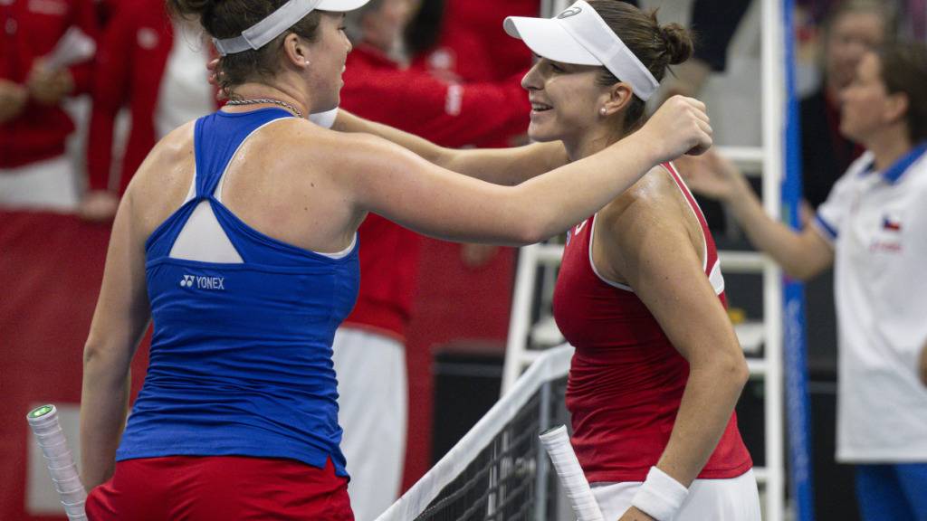 Grandios gekämpft, hervorragend gespielt und am Ende schlecht belohnt: Belinda Bencic (li.) unterliegt Linda Noskova im Tiebreak des dritten Satzes