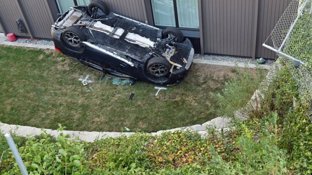Auto stürzt in Eich LU fünf Meter über Böschung hinab