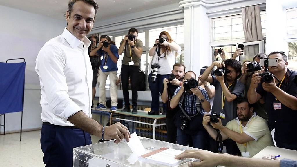 Kyriakos Mitsotakis, der Präsident der Oppositionspartei Nea Dimokratia, bei der Stimmabgabe für die Parlamentswahl in Griechenland. Seine Partei gilt als Favoritin.