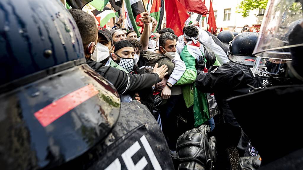 Die Polizei drängt Teilnehmer verschiedener palästinensischer Gruppen bei einer Demonstration in Berlin-Neukölln ab.