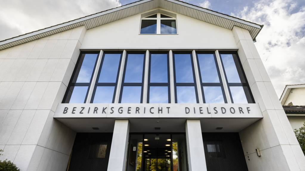 Vor dem Bezirksgericht Dielsdorf standen am Montag zwei Eltern, deren Kind beinahe in der Badewanne ertrunken war. (Archivbild)