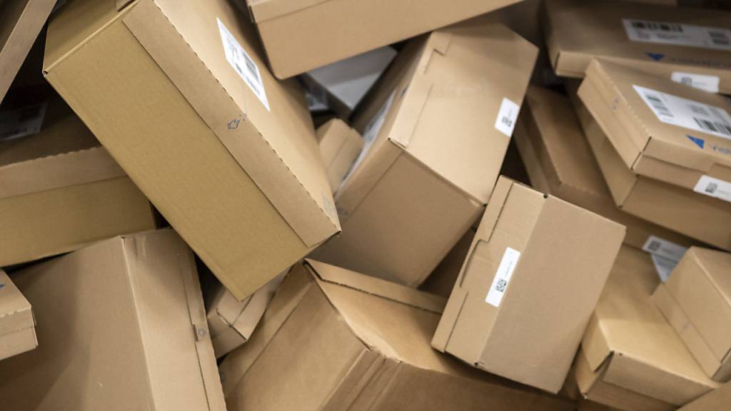 Ein Päckli-Bote aus dem Raum Zürich hat in der Weihnachtszeit den Inhalt von 43 Paketen gestohlen. Nun wird er für fünf Jahre des Landes verwiesen. (Symbolbild)