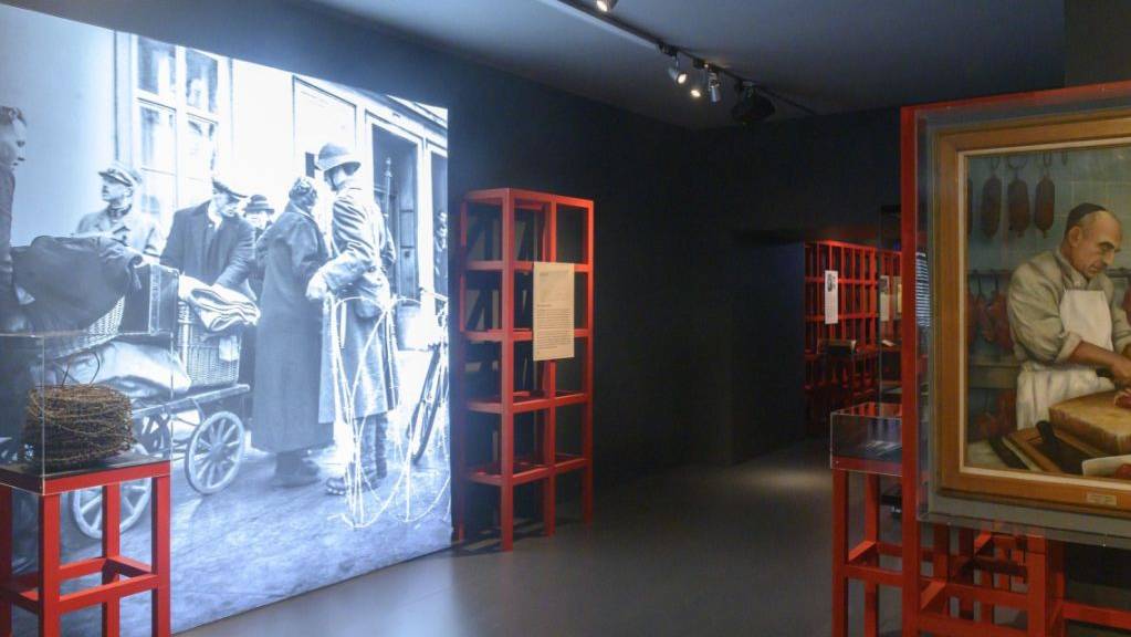 Blick in die Ausstellung «Grenzfälle» im Historischen Museum Basel, die sich unter anderem mit dem jüdischen Basel und der Flüchtlingspolitik befasst.