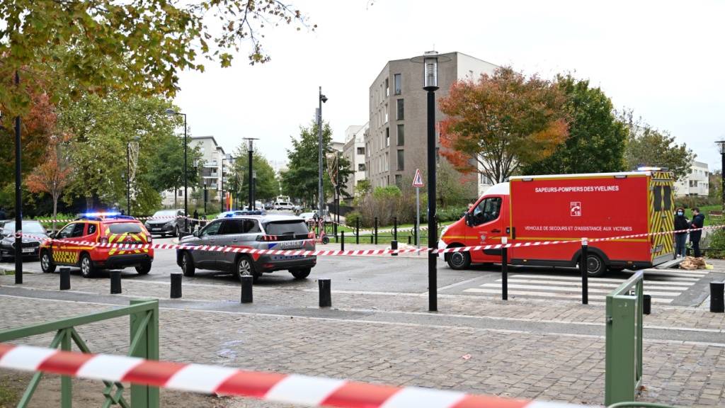 Polizei- und Rettungsfahrzeuge stehen in der Nähe eines Parks, nachdem nach Schüssen in Trappes vor den Toren von Paris eine Person getötet und vier weitere verletzt wurden. Foto: Emma Da Silva/AP/dpa