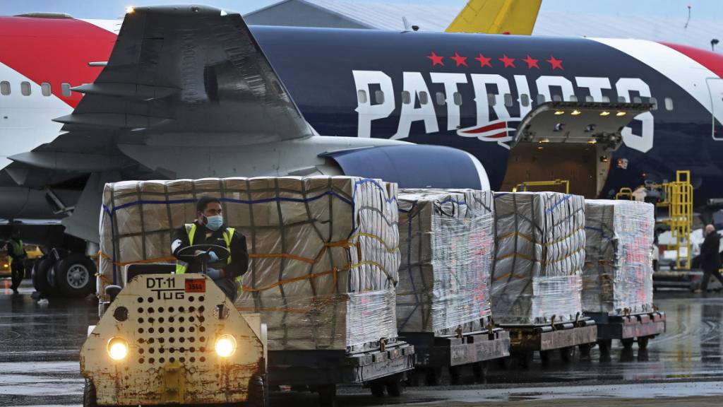 Das US-Football-Team der New England Patriots hilft mit beim Transport von mehr als einer Million Masken aus China, die zum Schutz vor dem Coronavirus eingesetzt werden.