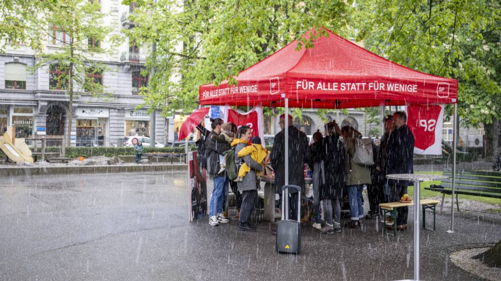 Die SP Luzern, hier ein Stand anlässlich der Luzerner Stadtratswahlen, lanciert zwei kantonale Initiativen. (Archivaufnahme)