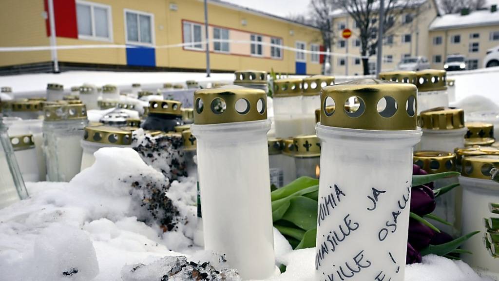 Kerzen und Blumen sind vor der in der Viertola-Schule aufgestellt. Bei Schüssen an der Grundschule ist ein zwölfjähriges Kind ums Leben gekommen, zwei weitere zwölf Jahre alte Schüler wurden schwer verletzt. Foto: Markku Ulander/Lehtikuva/dpa