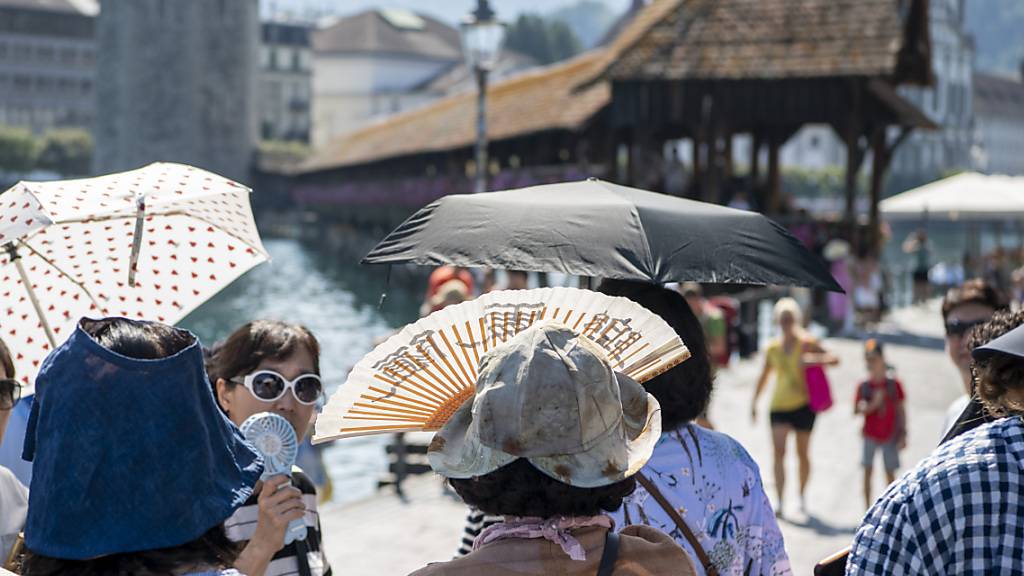 Reisende aus Asien im August vor der Kapellbrücke in Luzern. Teil der Standortförderung ist die Tourismuwerbung im Ausland. (Archivbild)