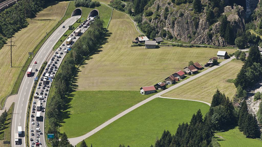 Rückreisende müssen sich vor dem Gotthard-Südportal gedulden