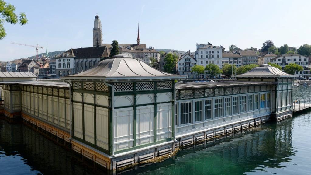 Die Frauenbadi soll gratis werden. Das fordert das Stadtzürcher Parlament in einem Vorstoss. (Archivbild)
