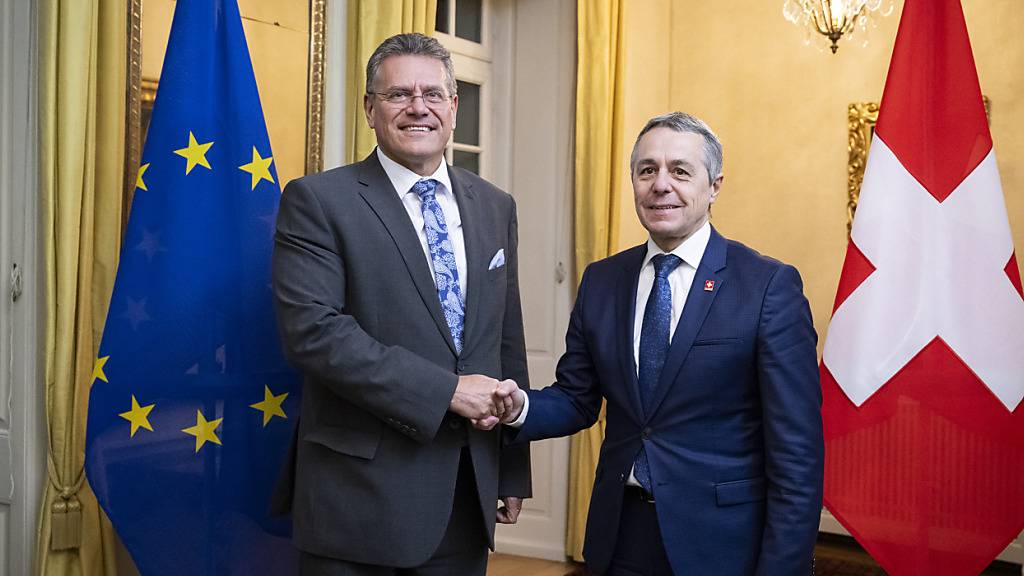 Bundesrat Ignazio Cassis (rechts) begrüsst EU-Vizekommissionspräsidenten Maros Sefcovic im Landsitz Lohn bei Bern.