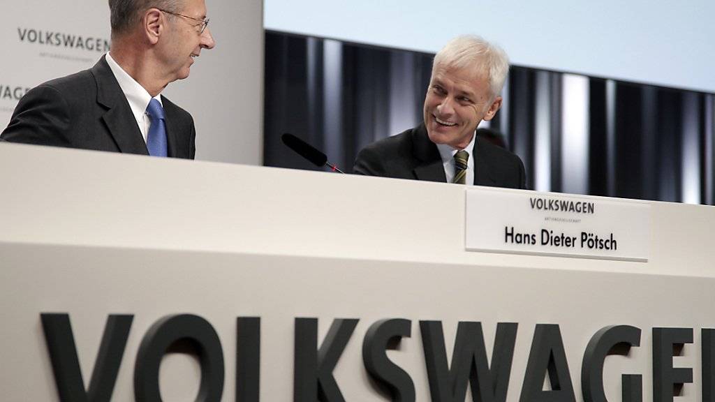 Die VW-Verwaltungsratspräsident Hans Dieter Pötsch und Konzernchef Matthias Müller geben in Wolfsburg Auskunft zum Stand der Untersuchungen  im Abgas-Skandal. (Key)