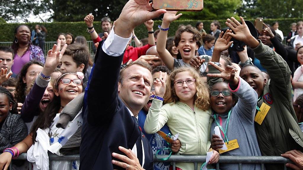 Präsident Emmanuel Macron ist nicht immer so streng mit Frankreichs Jugend. (Archiv)