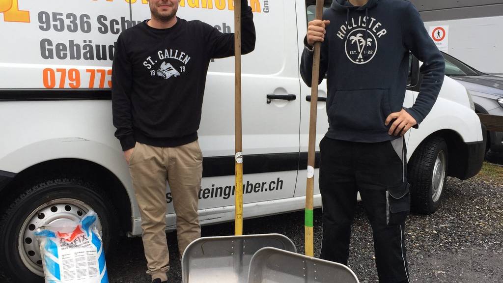 Florian Osterwalder (links) und Sandro Solic haben es im Winter streng. (Bild: FM1Today/Christoph Thurnherr)