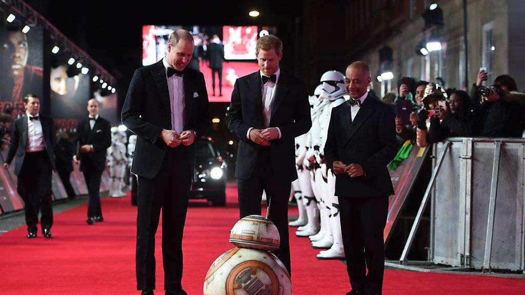 Royales Meeting: Die britischen Prinzen William und Harry mit dem Droid BB8 an der Star-Wars-Premiere in London.
