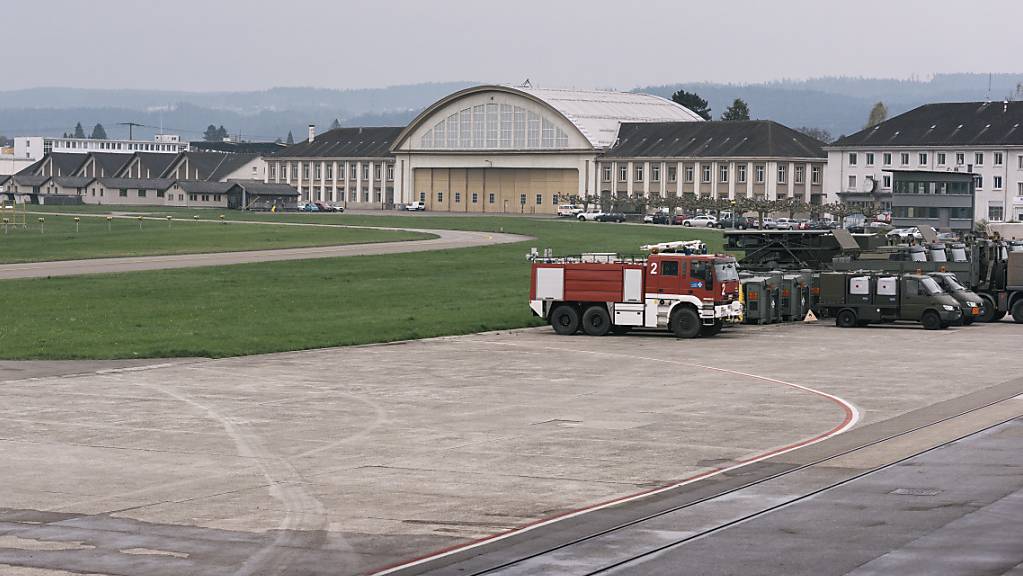 Der Bund zieht bei der Umnutzung des Militärflugplatzes Dübendorf in ein ziviles Flugfeld die Reissleine. (Archivbild)