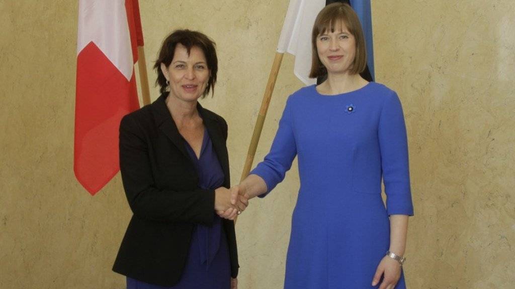 Estlands Präsidentin Kersti Kaljulaid (r) und die Schweizer Bundespräsidentin Doris Leuthard beim Handshake am Montag in Tallinn.