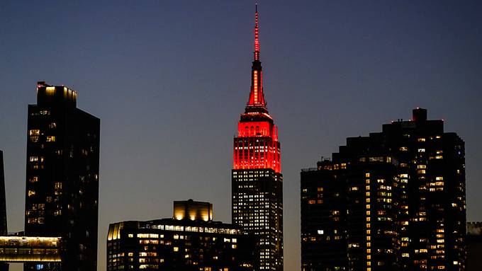 Pinkes Herz schlägt am Valentinstag am Empire State Building