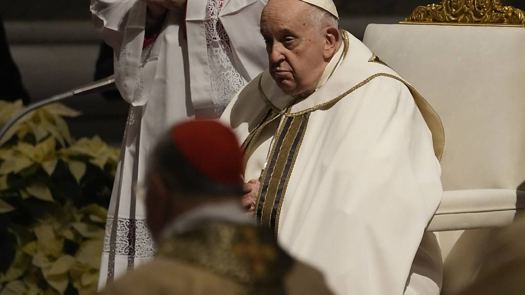 Papst Franziskus nimmt an der Christmette im Petersdom im Vatikan teil. Foto: Gregorio Borgia/AP/dpa