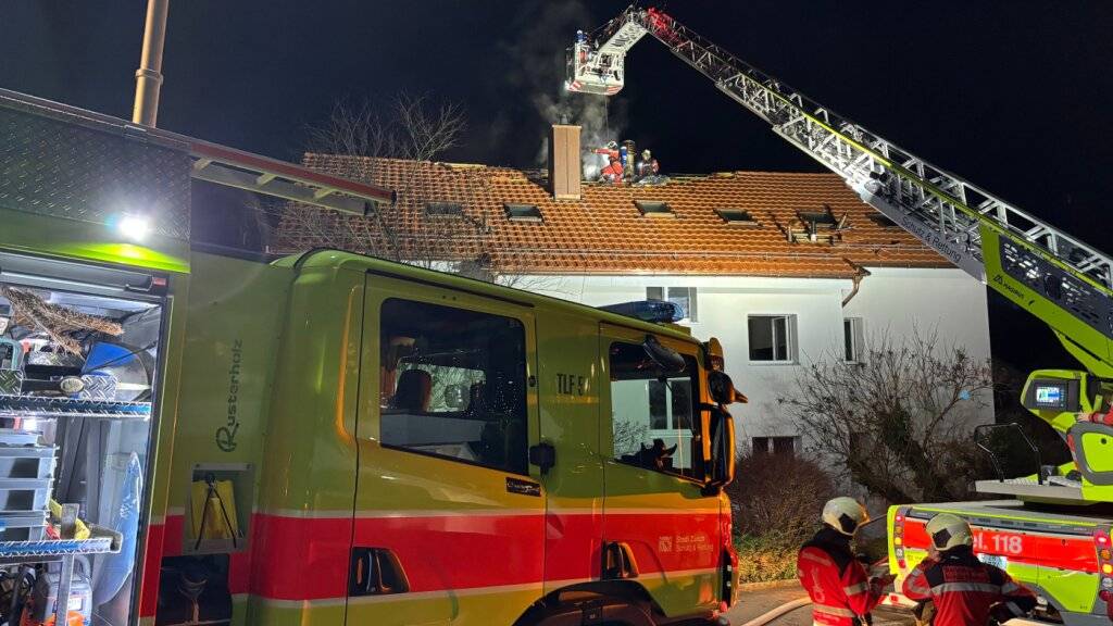 Beim Dachstockbrand eines Mehrfamilienhauses in Zürich wurde niemand verletzt.