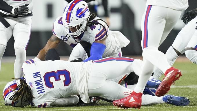 NFL-Spieler bricht während Spiel auf Feld zusammen