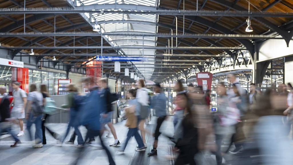 Reisende auf der Passerelle im Bahnhof Basel SBB. (Archivbild)