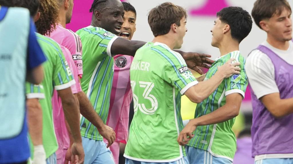 Luis Suarez (hinten, rosa Shirt) muss nach seinem unrühmlichen Verhaltem im Leagues Cup lange zusehen
