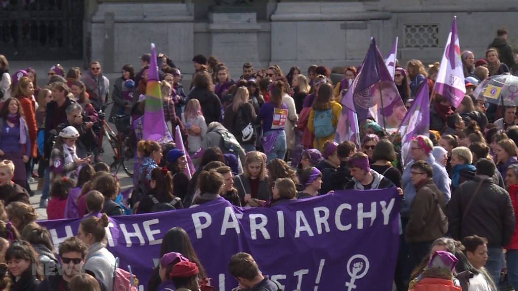 Frauen demonstrieren trotz Coronavirus auf dem Bundesplatz