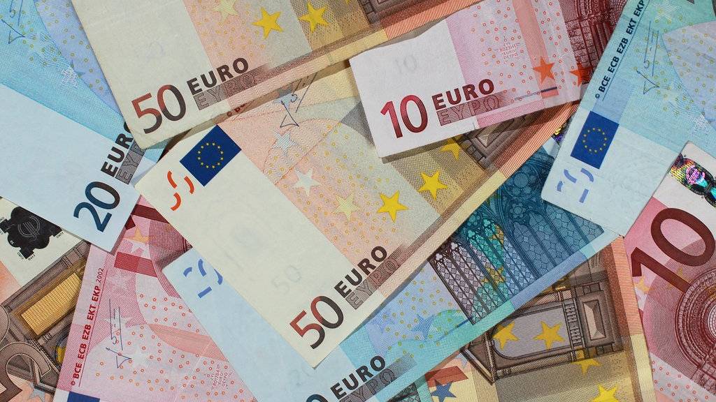 Die 73-Jährige übergab der Betrügerin 71'000 Euro in Bar. (Symbolbild)